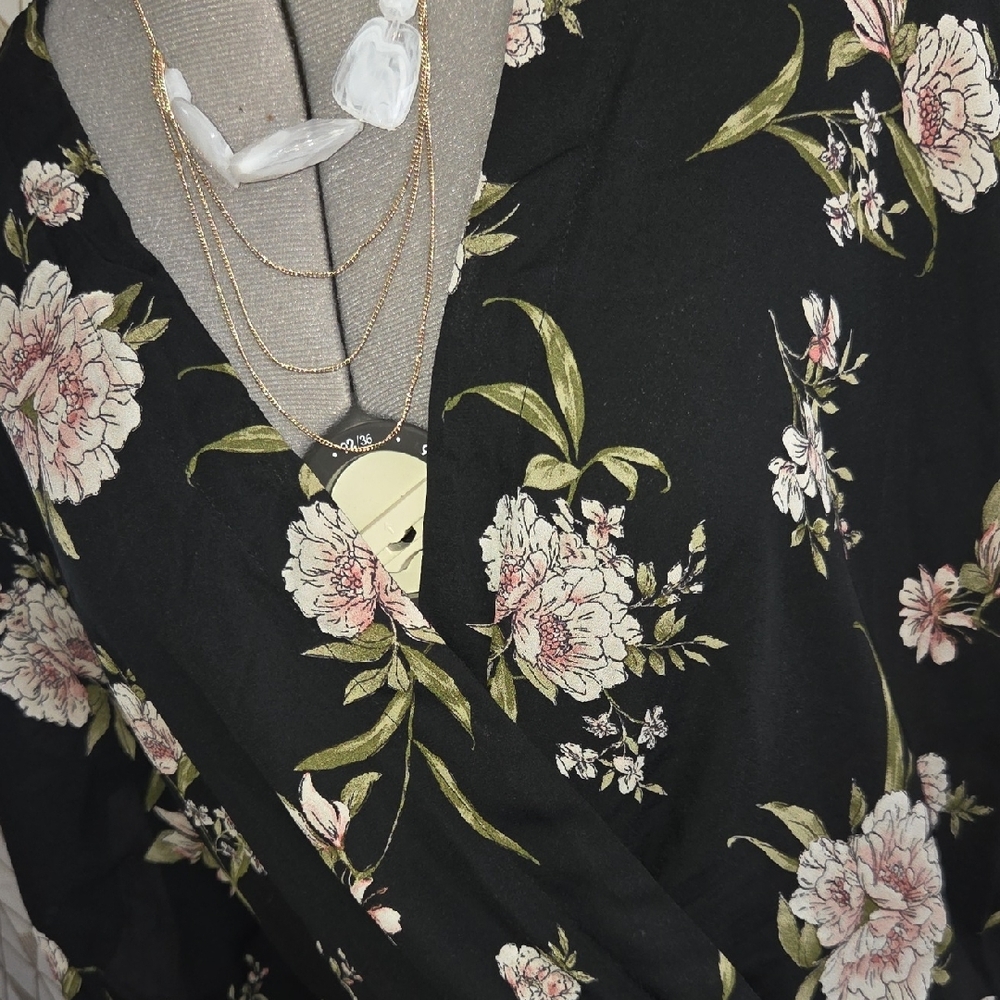 Black Floral V-Neck Peplum Tunic - Picture 2 of 2